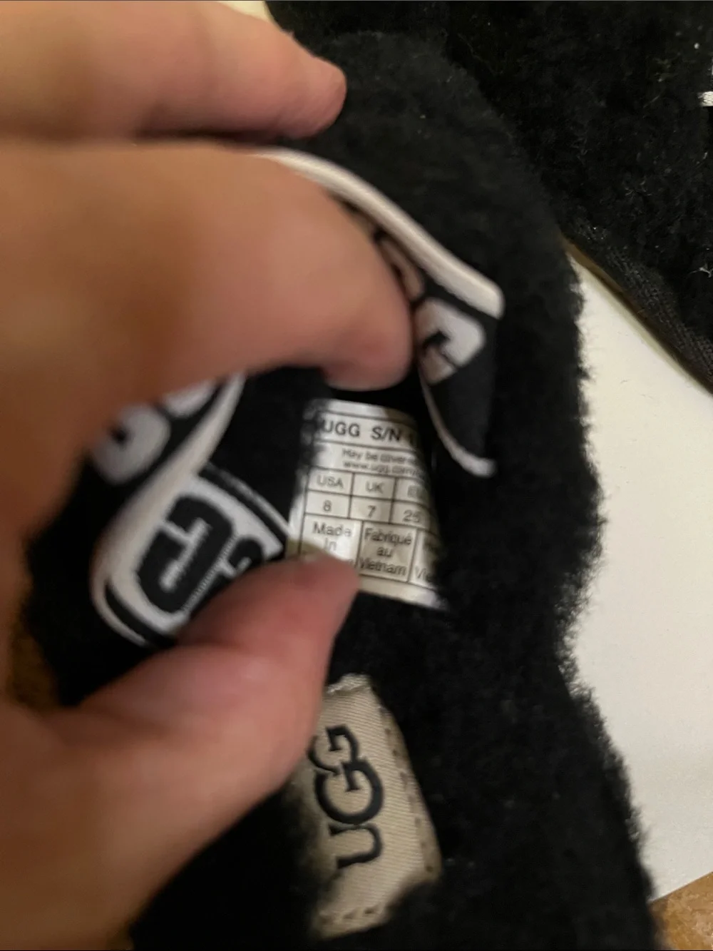 UGG Kids Black Fuzzy Slide Sandals with Logo Elastic Strap Sz 6